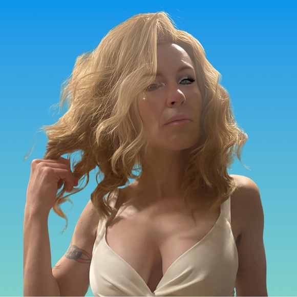 22” Wavy Dirty Dishwater Blond Bombshell Wig - Picture 2 of 9